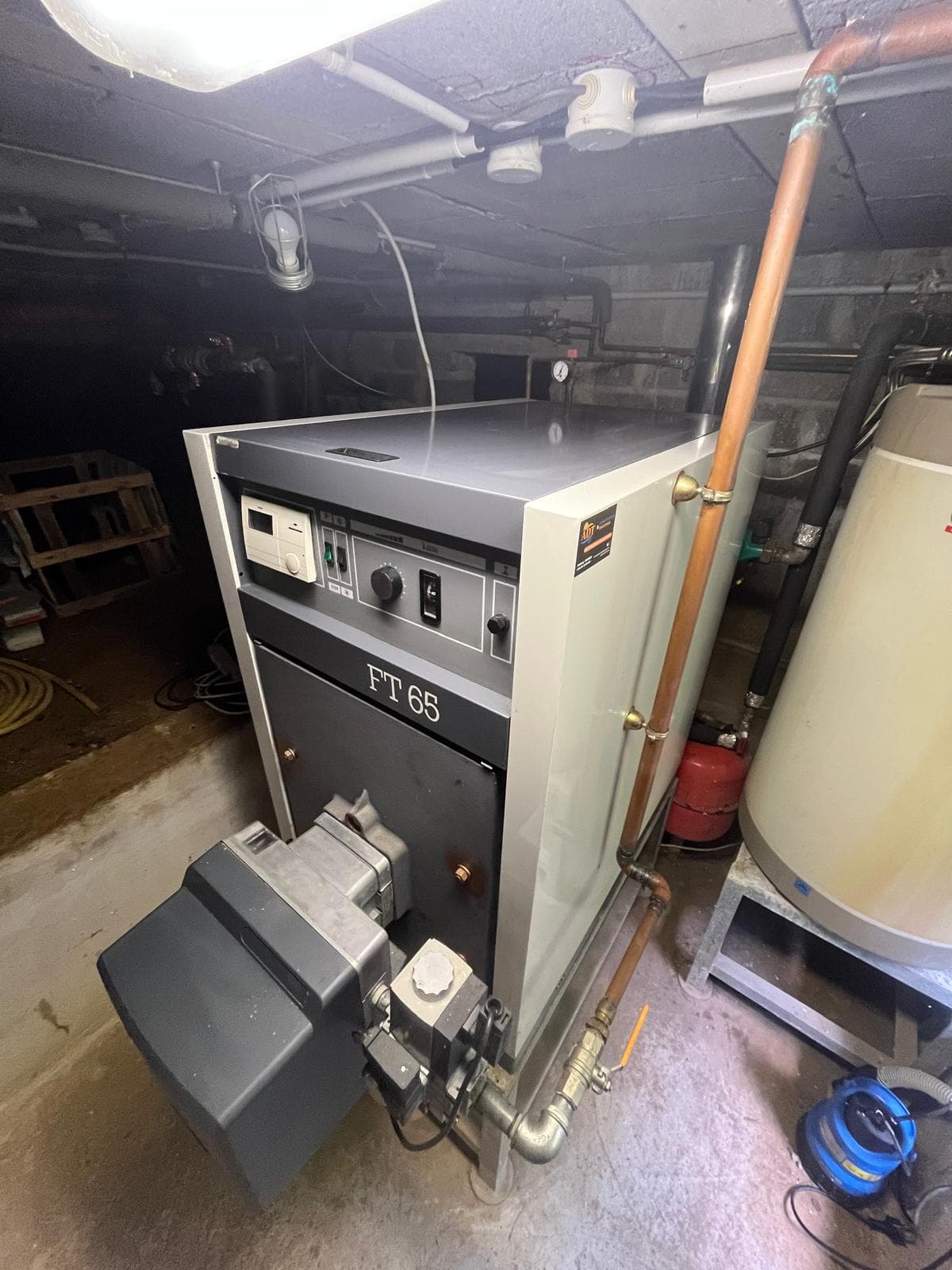 Entretien d'une chaudière au sol par ADT Climatisation Chauffage