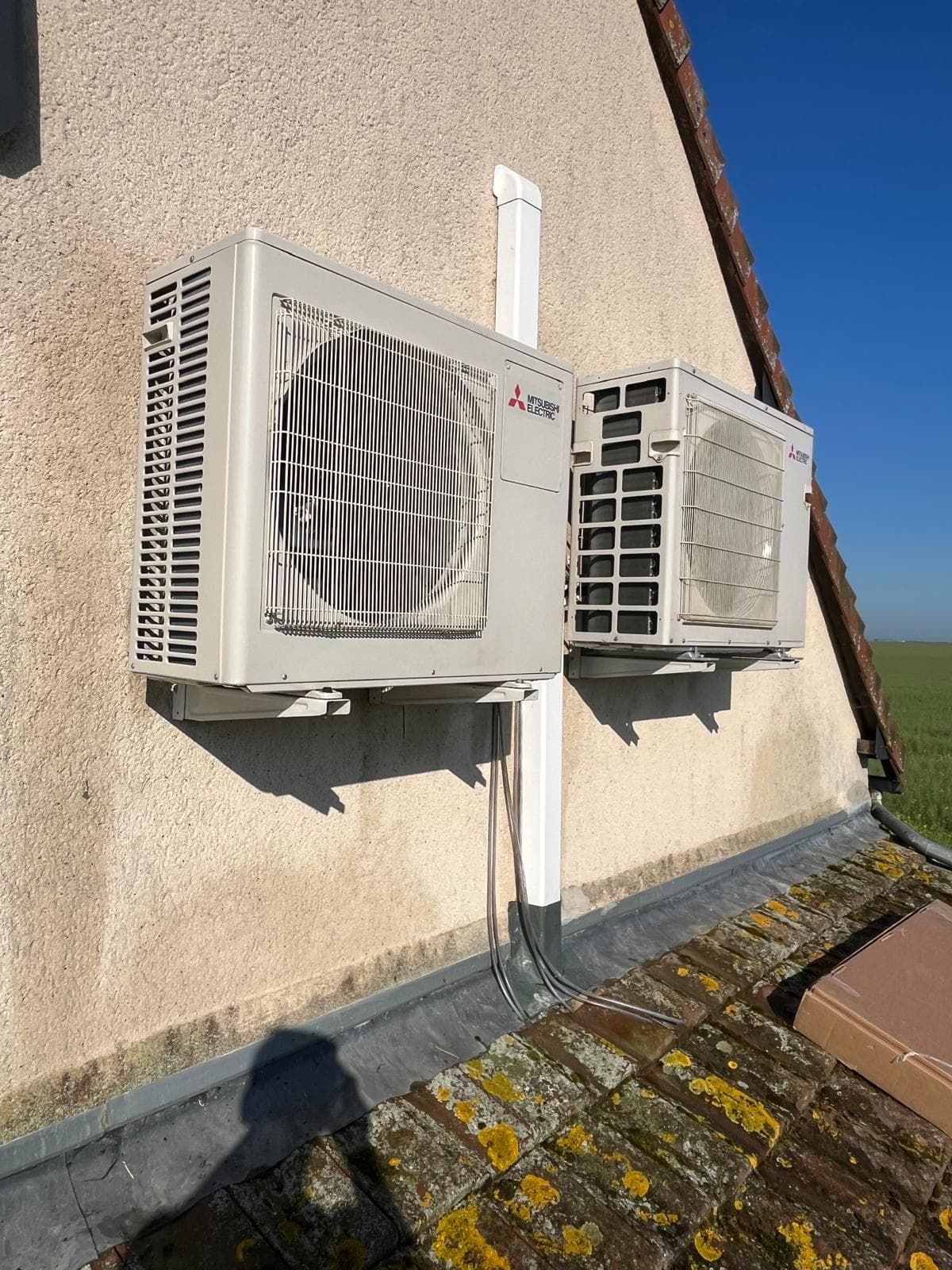 Installation d'un cache climatiseur par ADT Climatisation Chauffage