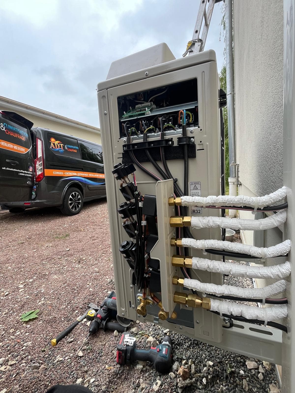 Installation d'un système de climatisation par ADT climatisation Chauffage